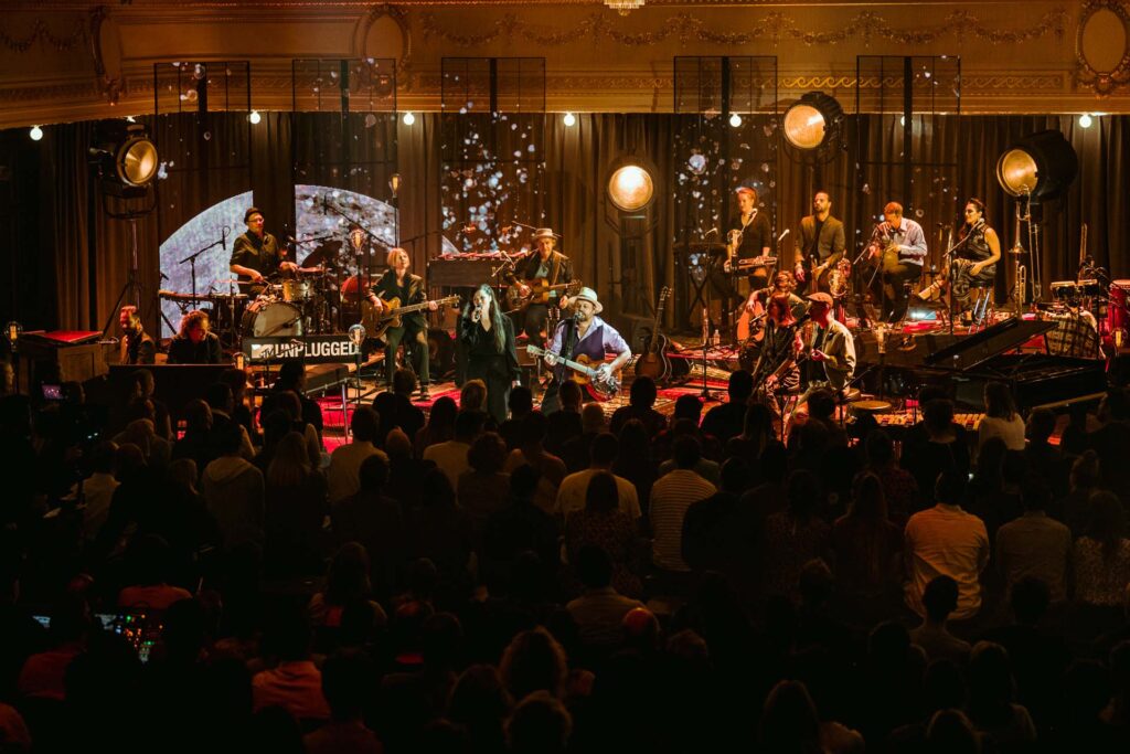 Lighting design and DoP for MTV Unplugged Switzerland – Patent Ochsner – project image 3