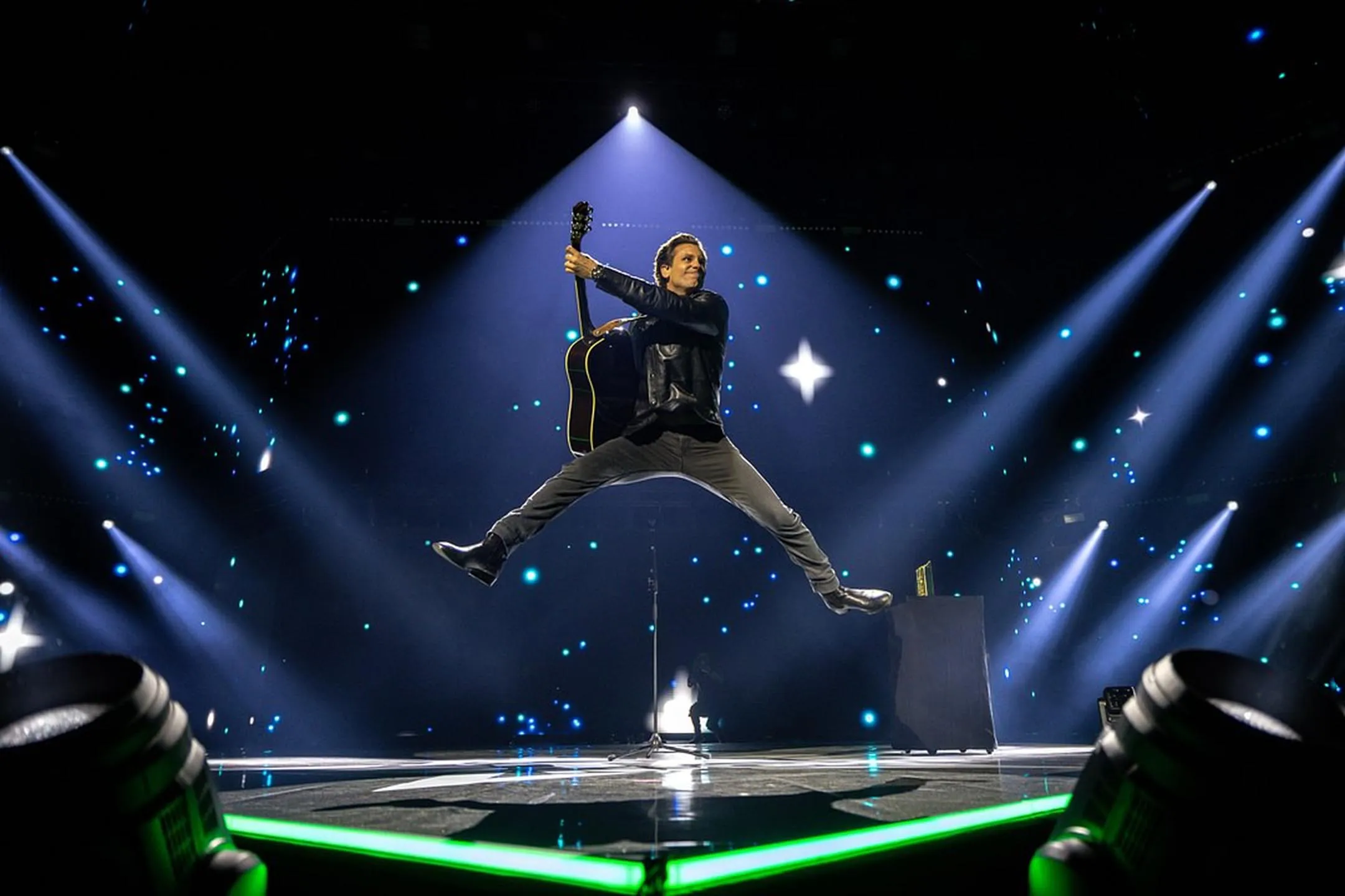 Energy Star Night 2025 – guitarist jumping between blue beams of light