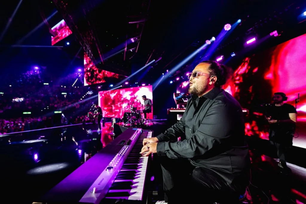 Energy Star Night 2025 – musician at the keyboard in front of red and violet LED screens