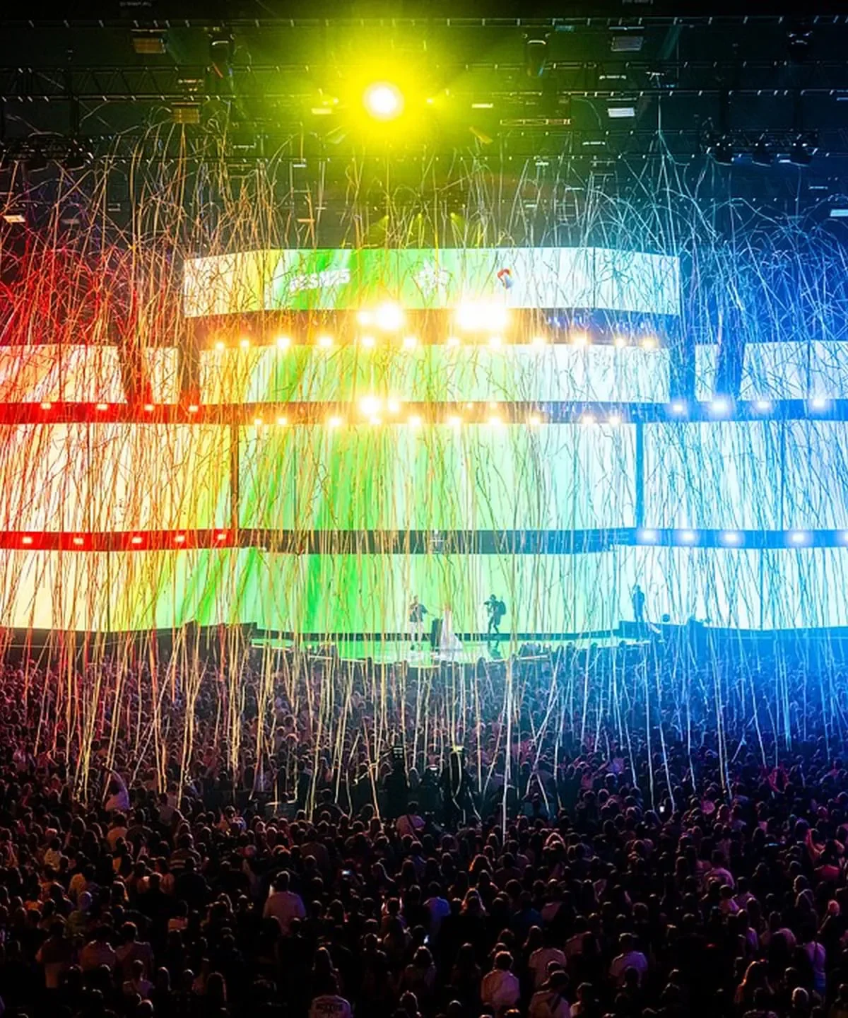Energy Star Night 2025 – wide view of the stage with confetti and coloured audience lighting