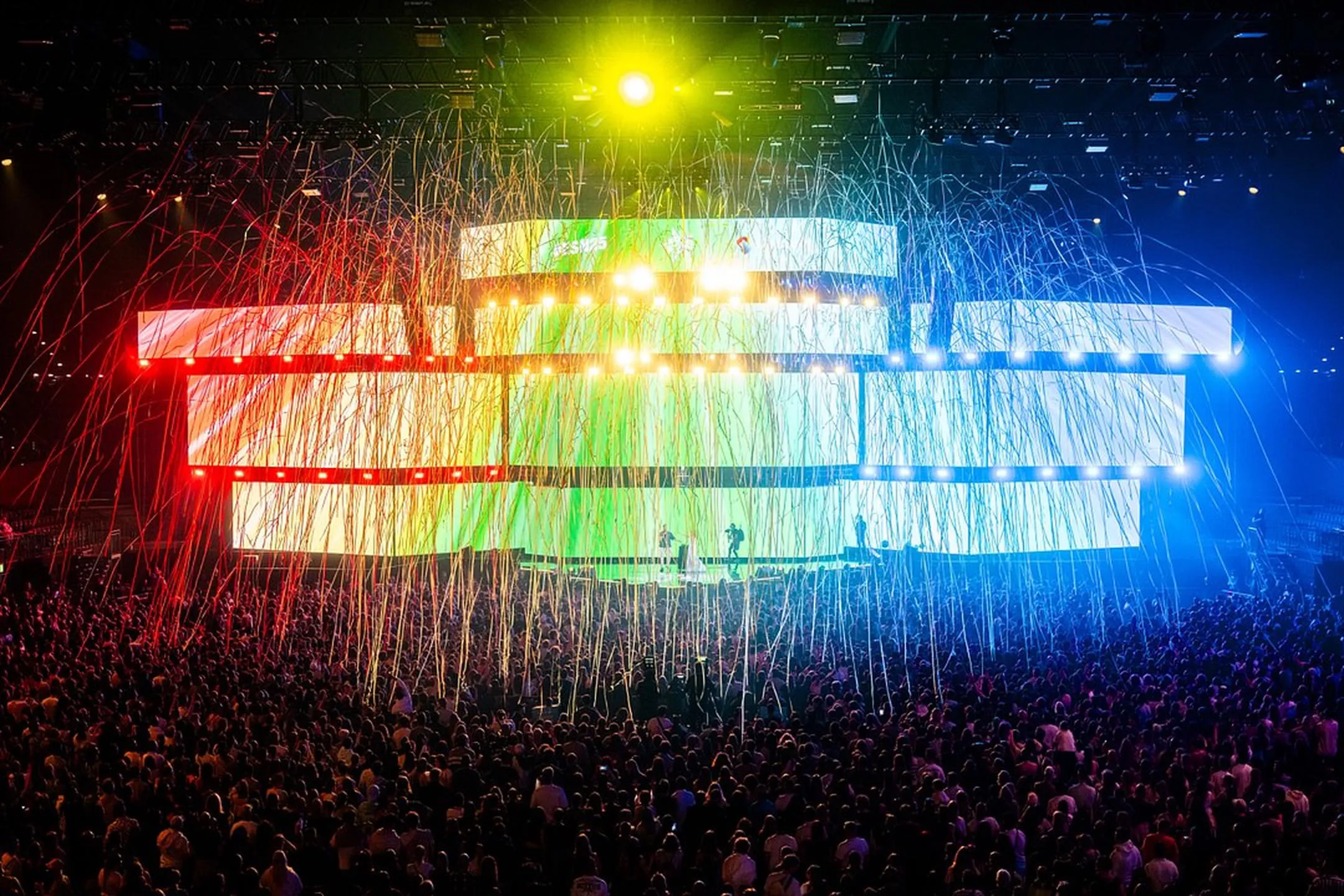 Energy Star Night 2025 – wide view of the stage with confetti and coloured audience lighting