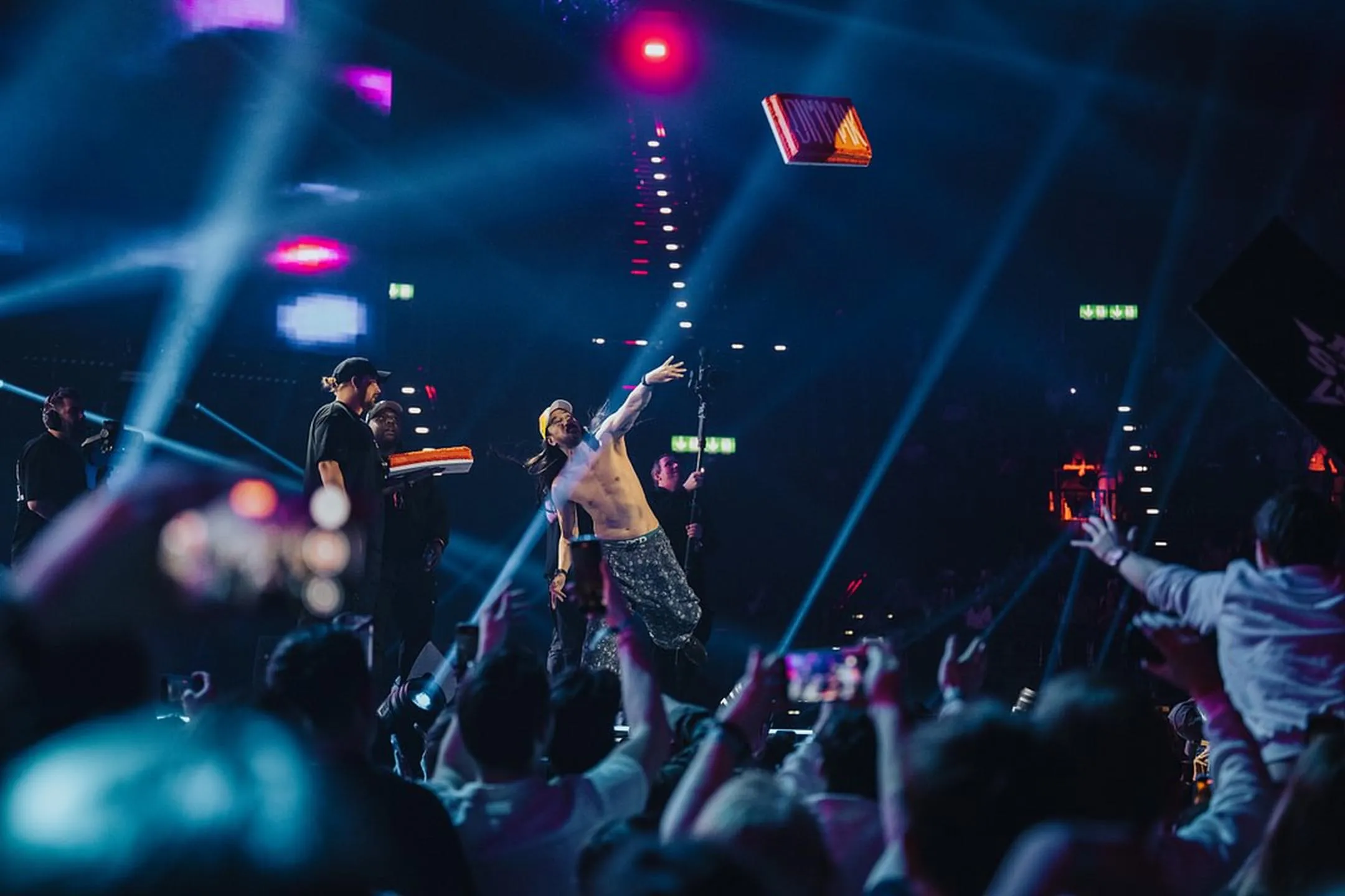 Energy Star Night 2025 – Steve Aoki throwing a cake into the audience