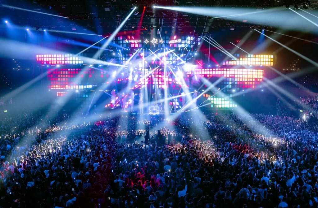 Energy Star Night 2025 – beams of light above the stage and the packed Hallenstadion