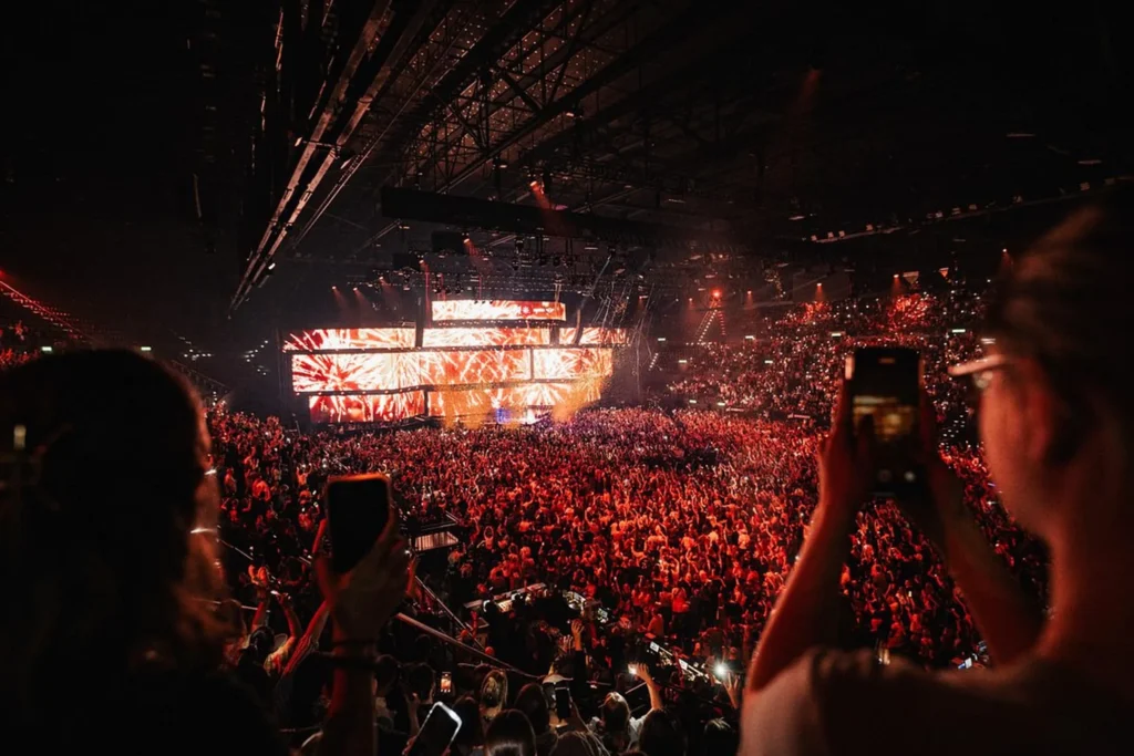 Energy Star Night 2025 – audience view of the arena illuminated in red